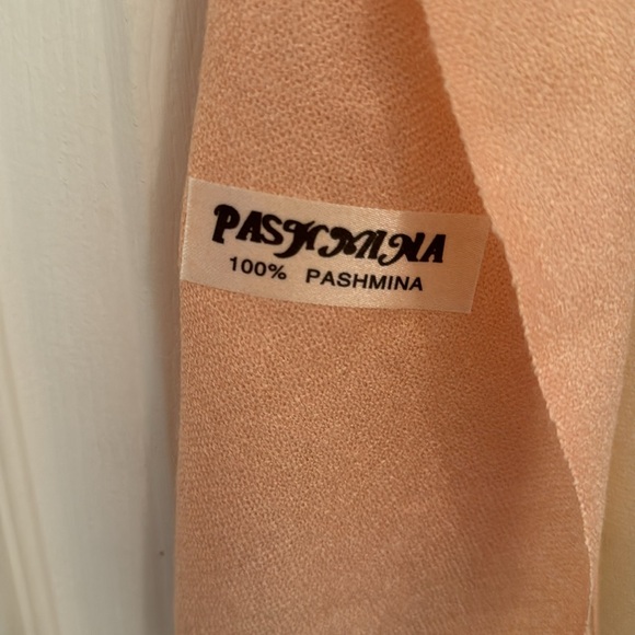 Pashmina 100% peach and crème rectangle wrap with fringe NWT! - Picture 2 of 7